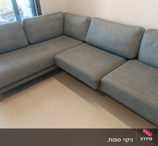 ספה אפורה בחדר מגורים